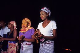Archipel-des-Comores;-Chant;-Danse;-Femmes;-Feu;-France;-Kaleidos;-Kaleidos-images;-La-parole-à-limage;-Laurent-Abad;-Mayotte;-Msindzano;-Nuit;-Océan-Indien;-Stories-Pictures;-Tradition
